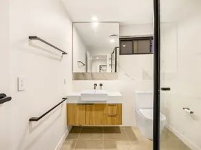 Mint New Stylish 3Beds Apt View/ Shops/Highway! - Image 3