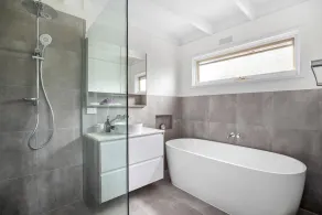 At Agnes Ave: coastal views - Image 4