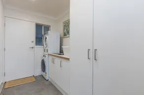 Bright Airy Beach Cottage - Image 2