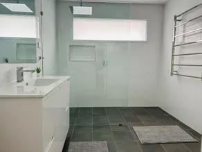 \"The Comarong\" 3 Bedroom home with views at Greenwell Point. Short walk to water - Image 3