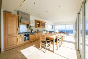 Moderne Villa für acht Personen mit spektakulärem Meerblick - Image 5