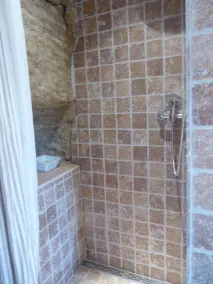 Provençal Ferienhaus für 2 Personen in Stein. Hund willkommen. Pool. WLAN ... - Image 2