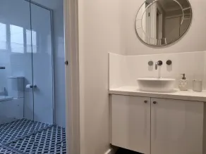 New spacious modern apartment in St Kilda - Image 4