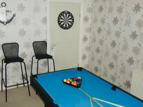 Clean & Cosy 3 Bed House with Free Pvt Parking - Image 2