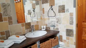 Auténtica casa de pueblo de 150 m² con piscina cerca del centro de la ciudad. - Image 2