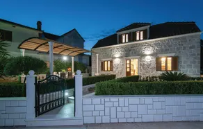 Three-Bedroom Holiday Home In Loviste - Image 2