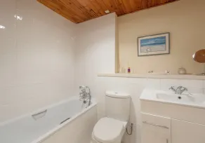 An elegant two-bedroom apartment in the heart of the city. Sleeps 4. - Image 3
