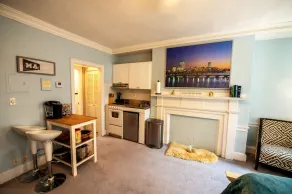 Gorgeous Beacon Hills Studio next to State house - Image 5