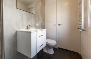 Modern holiday home with a view of a tranquil pond - Image 3