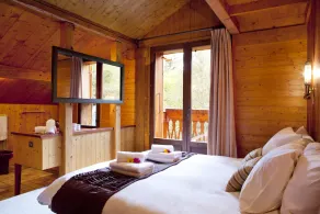 Retraite traditionnelle au pays des merveilles d'hiver - située dans une forêt privée du parc national - Image 5