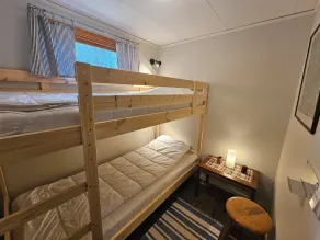 Le chalet rouge sur le lac Örsjön avec une connexion Wi-Fi gratuite et son propre bateau à rames privé - Image 5