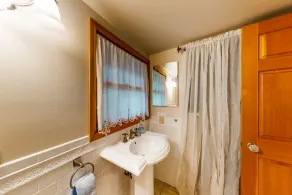Charming waterfront home with full kitchen, furnished deck, & incredible views - Image 4