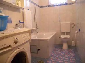 Holiday flat with balcony and barbecue facilities - Image 2