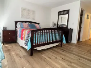 * SÆRLIGE NYE EJERPRISER * REN Opdateret Lakeview Condo, dæk m / bord og 6 stole - Image 4