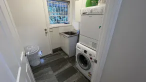 Executive spacious  big house near shops/buses/train - Image 2