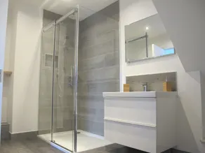 Une vue imprenable depuis le grand balcon et bel appartement moderne et contemporain - Image 2