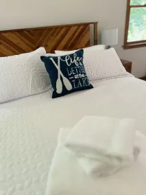 Breathtaking Waterfront Retreat, Private Docks, 12 guests, King Bed. - Image 4