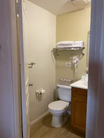 Comfy and Secure  One Bedroom Apt- Sleeps 3!! - Image 4