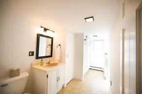 Beautiful Downtown 3 Bedroom 1 & 1/2 Bath/ High Speed Internet/ Cable / Desk - Image 3