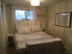 Afslappende hytte beliggende på en sandbundet krystalklar lake. - Image 4