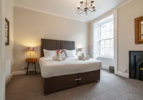 Fabulous two-bedroom apartment located in the heart of the city. Sleeps 4. - Image 3