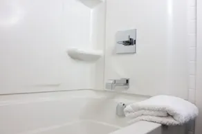 EMPLACEMENT EMPLACEMENT EMPLACEMENT !!! IMMACULEE, TOUT NEUF, SUD 1 SUITE BDRM !! - Image 2