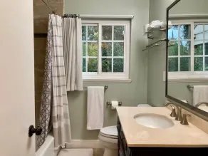 Renovated Mid-Century Garden Retreat: Your Perfect Getaway! - Image 2