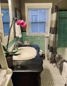 Old World Charm Flat in Upscale Neighborhood - Image 2
