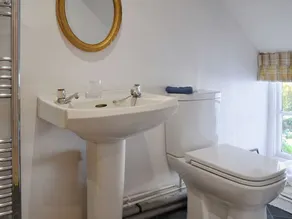 2 bedroom accommodation in Helmsley - Image 5