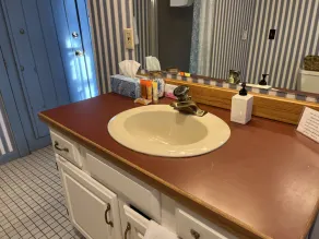 Honeymoon Suite with Jacuzzi Tub in Historic Inn - Image 3