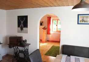 Ferienwohnung Erdgeschoss, 50 qm, 2-4 Pers., 1 Schlafzimmer, Wohnzimmer mit Ausziehcouch, Wohnküche, Bad/WC - Image 5