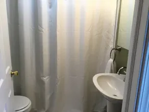 Klassisk, opdateret hus med veranda og baghave - Image 4