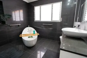 LUXURY WATER-FRONT APARTMENT - CRONULLA - Image 4