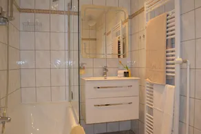 Appartamento 'Charmante Zimmer Wohnung Stilvoll' con giardino condiviso, balcone e Wi-Fi - Image 2