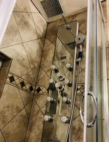 Beautiful home with massage shower!  - Image 3