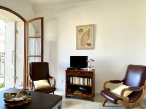 Comfortable ground-floor apartment in former 20th-century hotel - Image 2
