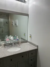 Lovely 2 bedroom rental unit with free parking - Image 2