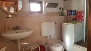 Rolig, solrig beliggenhed i Cannobiner-dalen med terrasse og balkon mod syd - Image 2