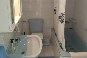 3 Bed House Sleeps 6 Pet-Friendly with Terrace - Image 3