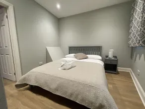 35 min from London Victoria / 2-Bedrooms Flat in the Heart of Cheam Village - Image 4