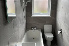 2-bed House in Chesterfield Free Parking Garden - Image 3