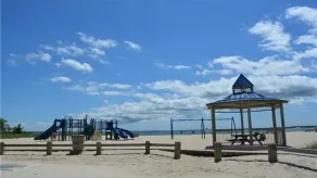 Beautiful Colonial Mint Condition Summer House Walking Distance to Beach - Image 4