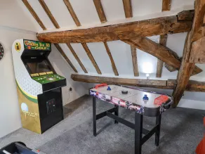THE GATEHOUSE, pet friendly, character holiday cottage in Mansfield - Image 4