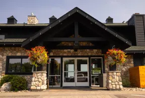 Lakeside Lodge King Room w/Jacuzzi Tub & Views of Gull Lake - Pet Friendly! - Image 5