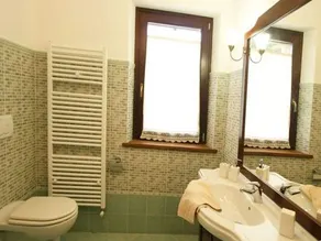 Bondgårdsvilla med pool - Image 3
