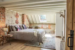 Stunning 6 bedroom converted barn nestled in Souths Downs; 5,000+ sq ft; 9 acres - Image 4