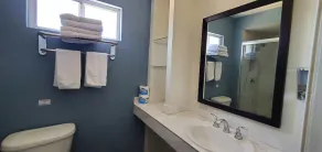 Spacious 2 bedroom apartment by the bullring - Image 3