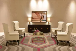 Deluxe Double Queen Room steps from Graceland -Pool -Gym -Airport Shuttle - Image 2