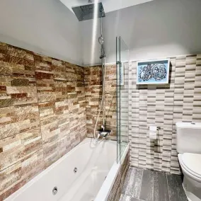 Luxueux appartement, spacieux et moderne dans un superbe emplacement central. - Image 2