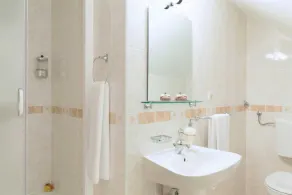 Charming 3-BR Villa for 6 with private pool, close to the sea - Image 2